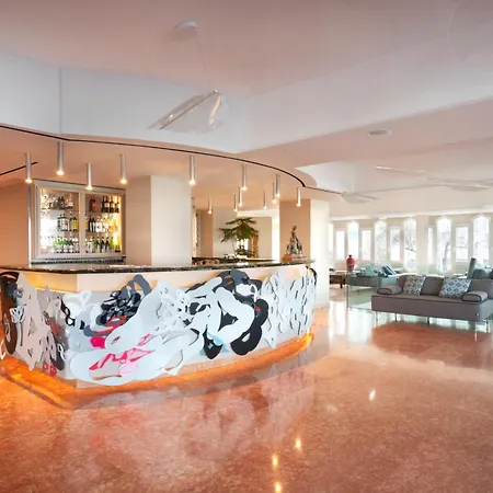 City Hotel ホテル 4*