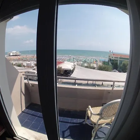 City Hotel فندق 4*