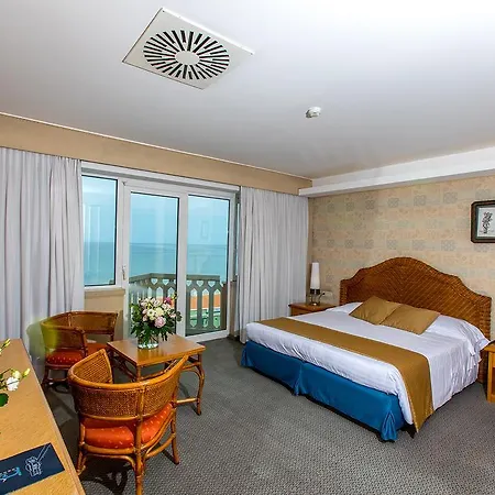 City Hotel فندق 4*