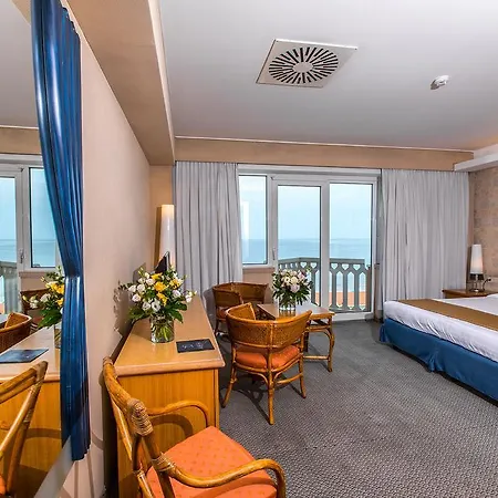 City Hotel فندق 4*