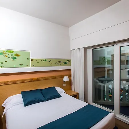 City Hotel فندق 4*