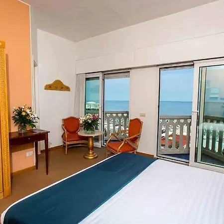 City Hotel فندق 4*