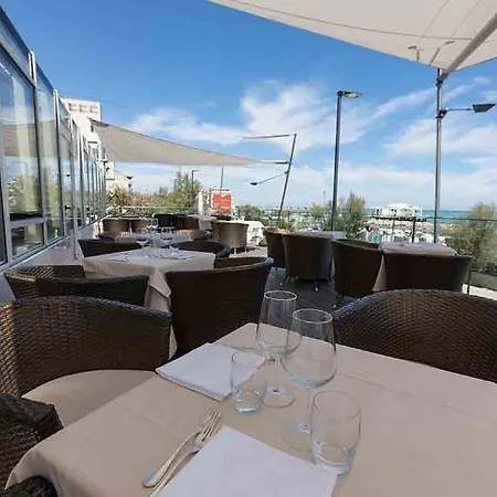 City Hotel فندق 4*