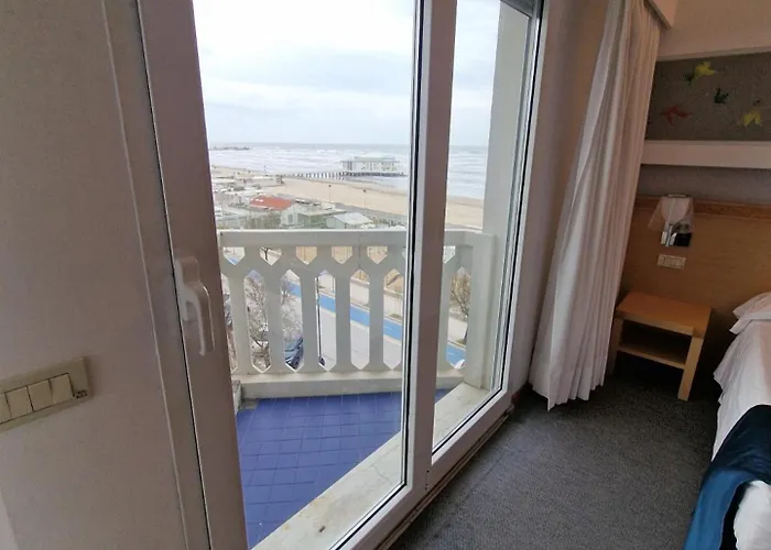 City Hotel فندق 4*