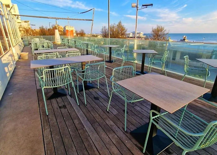 City Hotel فندق 4*